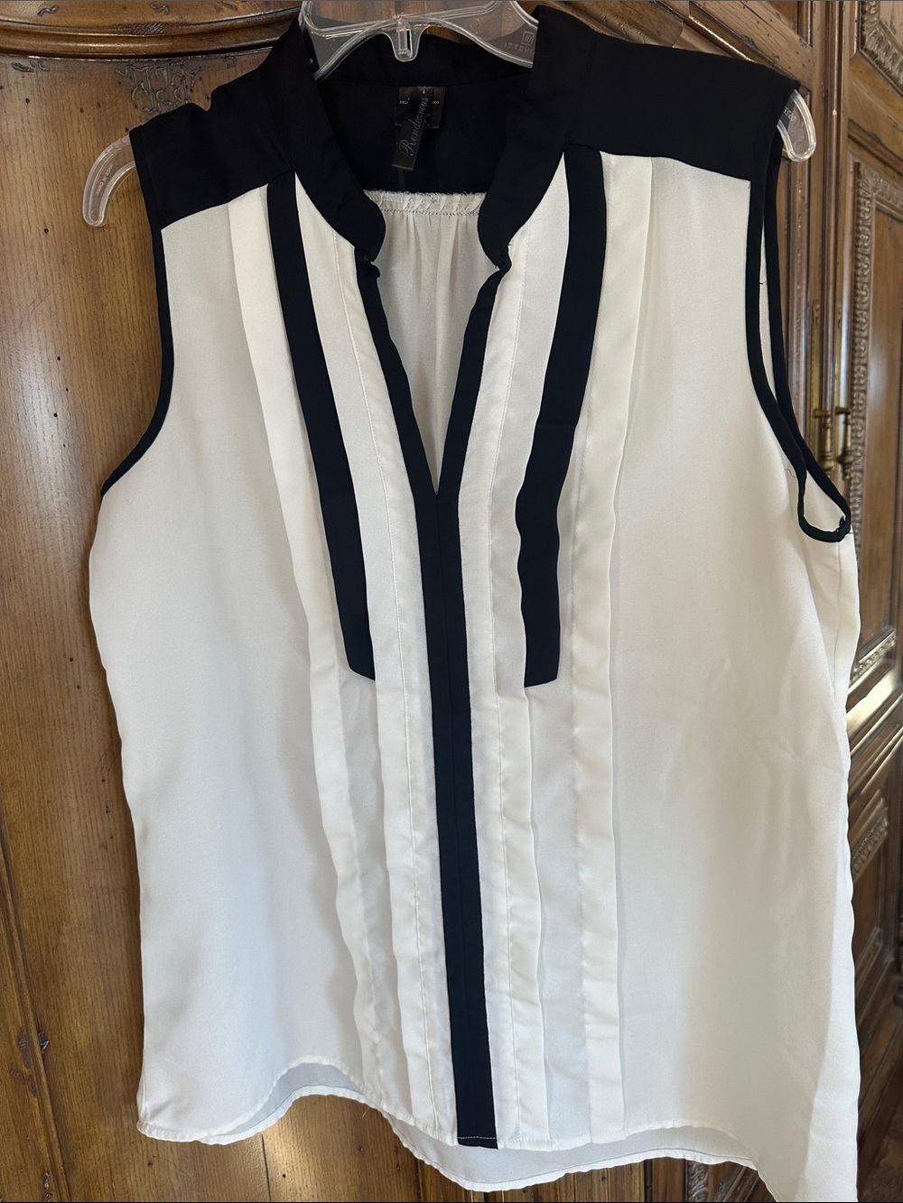 Sleeveless Pleated Contrast-Trim Blouse - Black & White